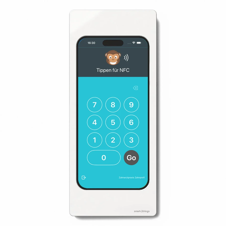 iPhone mit TimeMonkey-Stempeluhr in der weißen Wandhalterung sDock nano von smart things