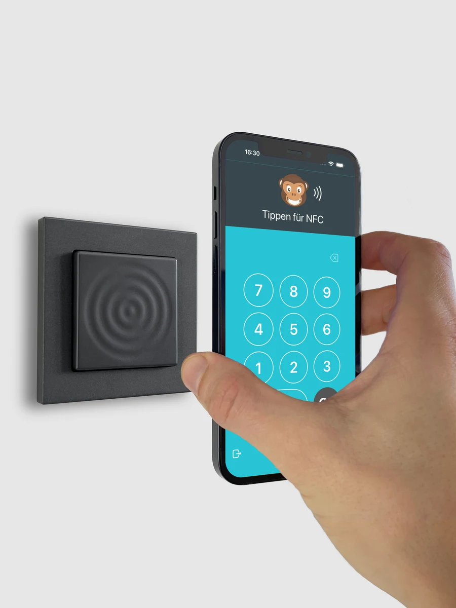 iPhone mit TimeMonkey-Stempeluhr wird an die MagSafe-Wandhalterung WallBase 55 von smart things gehalten